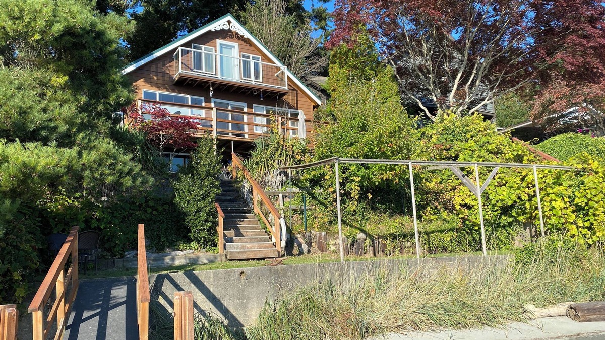 Kingston House | Waterfront Beach House-Apt. 1 Block from Kingston, Restaurants and Two Ferries