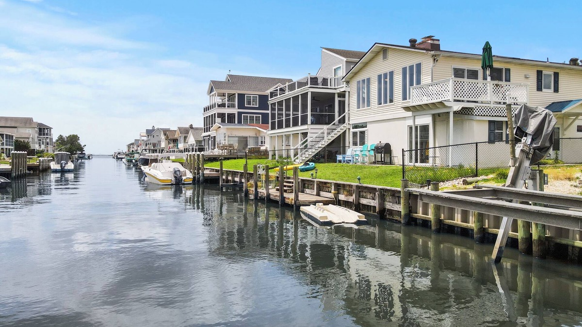 Keen-Wik On the Bay House | WATERFRONT! Bring Your Own Boat! Fits Large Families (2 Living Rooms, Sleeps 14)
