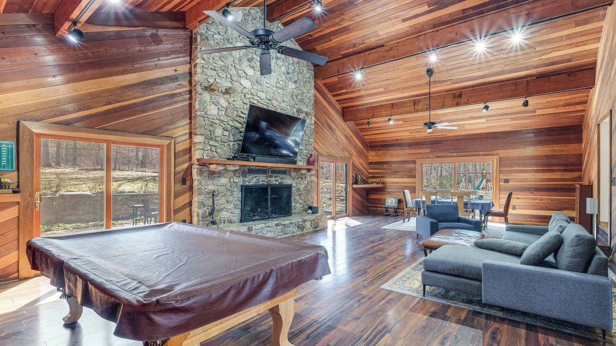 Tuscarora Cottage | Waterfront Cabin on 32 Acres in Leesburg!