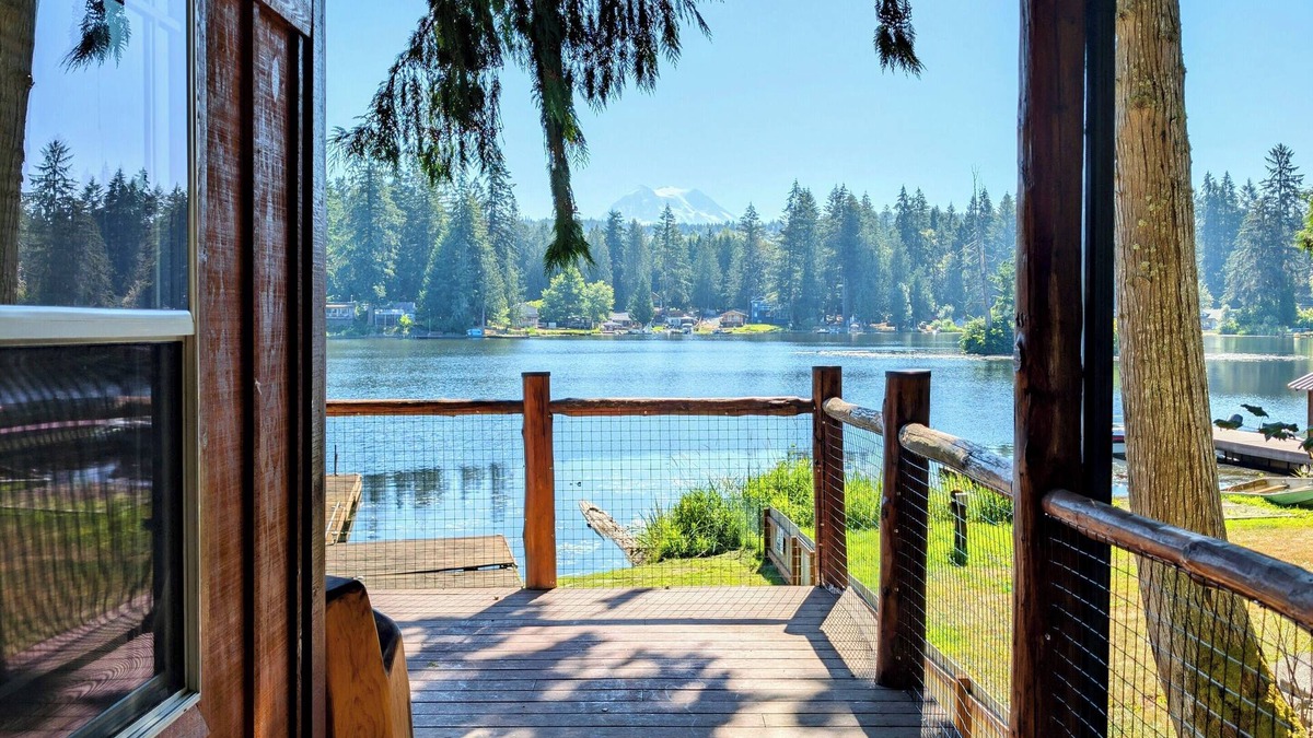 Fort Lewis Cabin | Waterfront Cabin on Lake Whitman