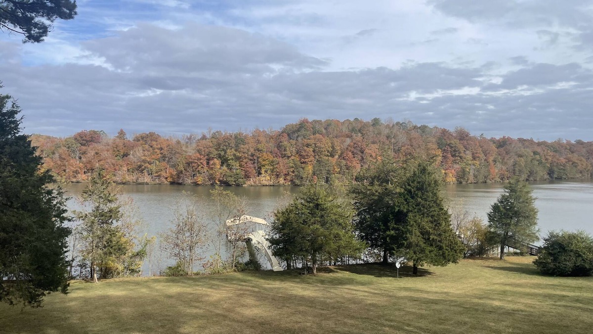 Pittsville Cabin | Waterfront Cabin on Leesville Lake!