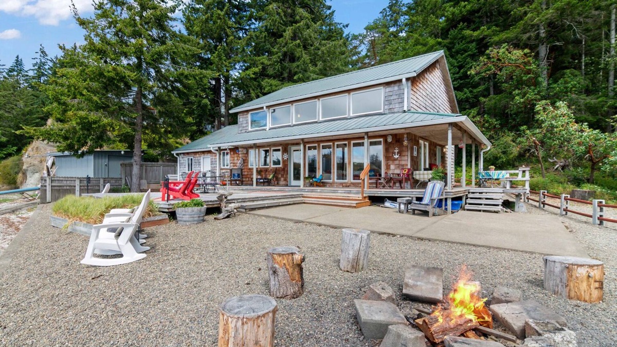 Shelton House | Waterfront, cabin- style home with breathtaking views of Skookum Inlet.