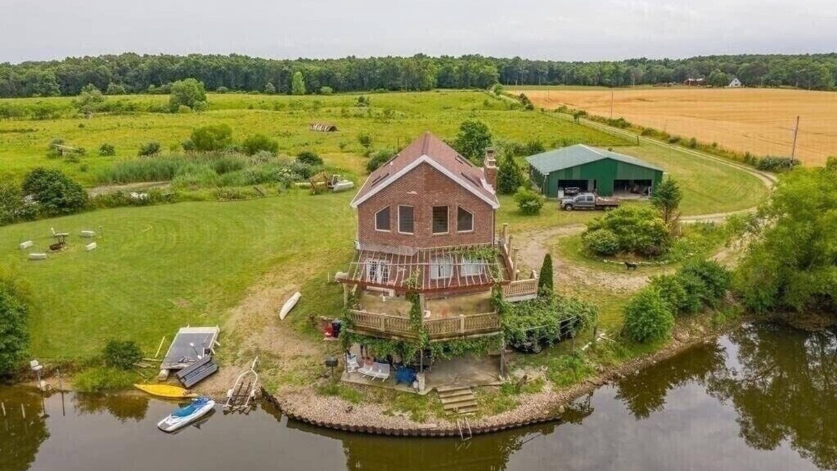 Newton Cabin | WATERFRONT CABIN