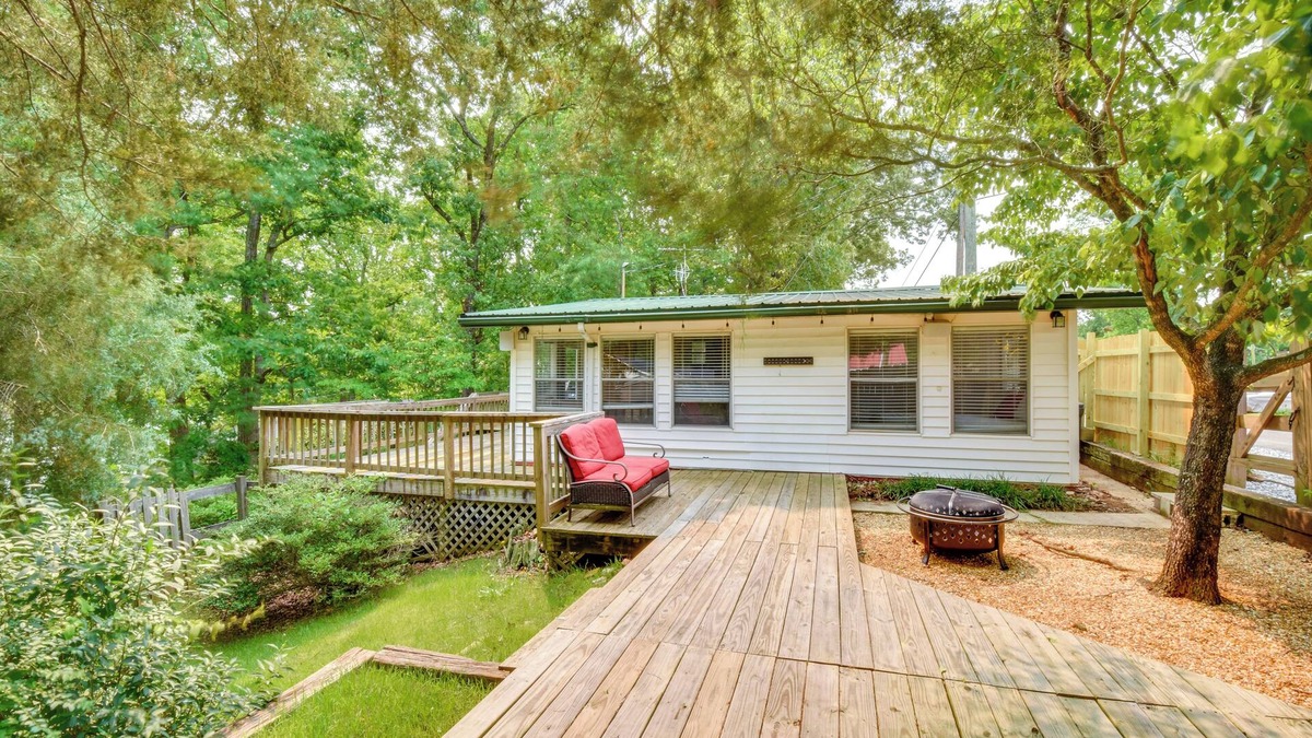 Townville Cabin | Waterfront Cabin w/Private Dock on Lake Hartwell!