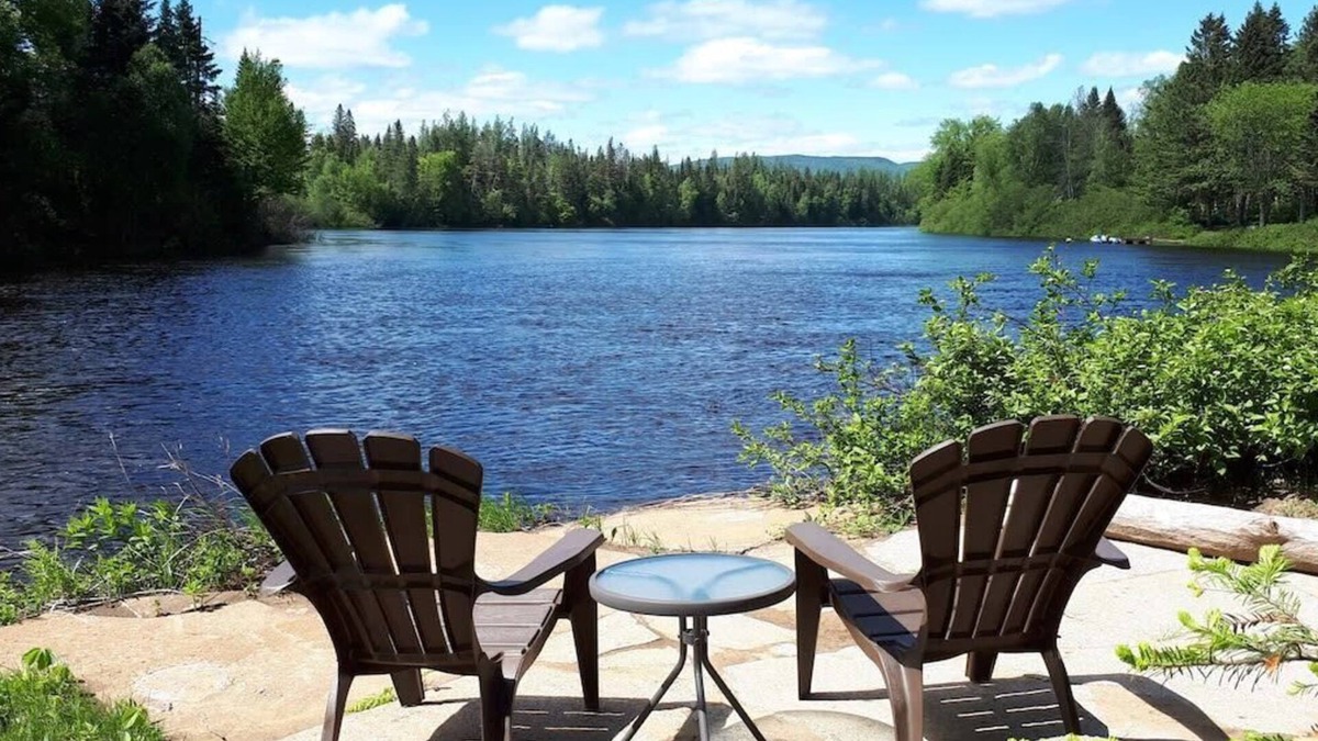 Shannon Ski Chalet | Waterfront Cabin with Spa - Le Grand Heron
