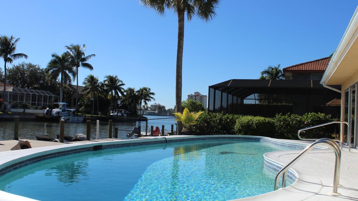 Connors House | ⭐️WATERFRONT-CANAL⭐️WALK TO BEACH🏖LARGE POOL 🌟BAYVIEW☀️GULF ACCESS☀️