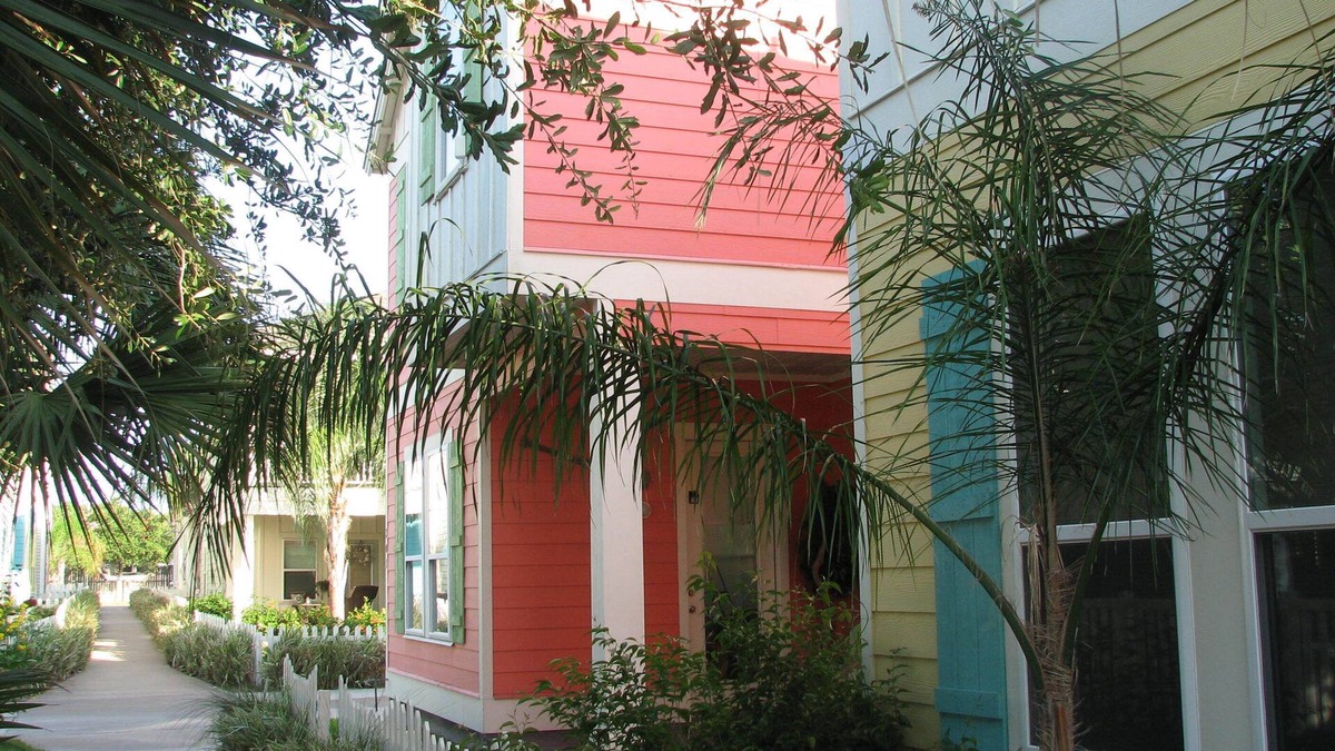 Sailhouse House | Waterfront community with its own private beach and fishing pier.