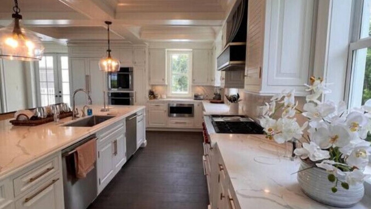 Key Largo House | Waterfront Compound - 65' Dock - perfect for Large Families or Corporate Events