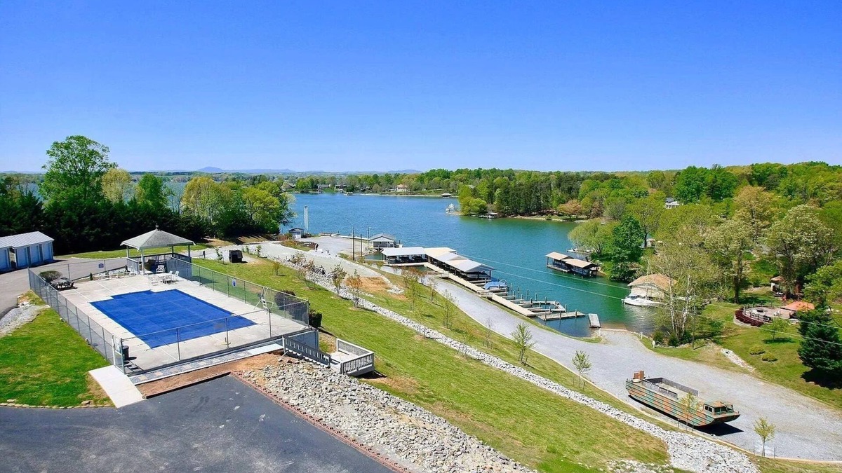 Huddleston Condo | Waterfront Condo with Pool for Romantic Getaways and Fisherman. Pet Friendly!