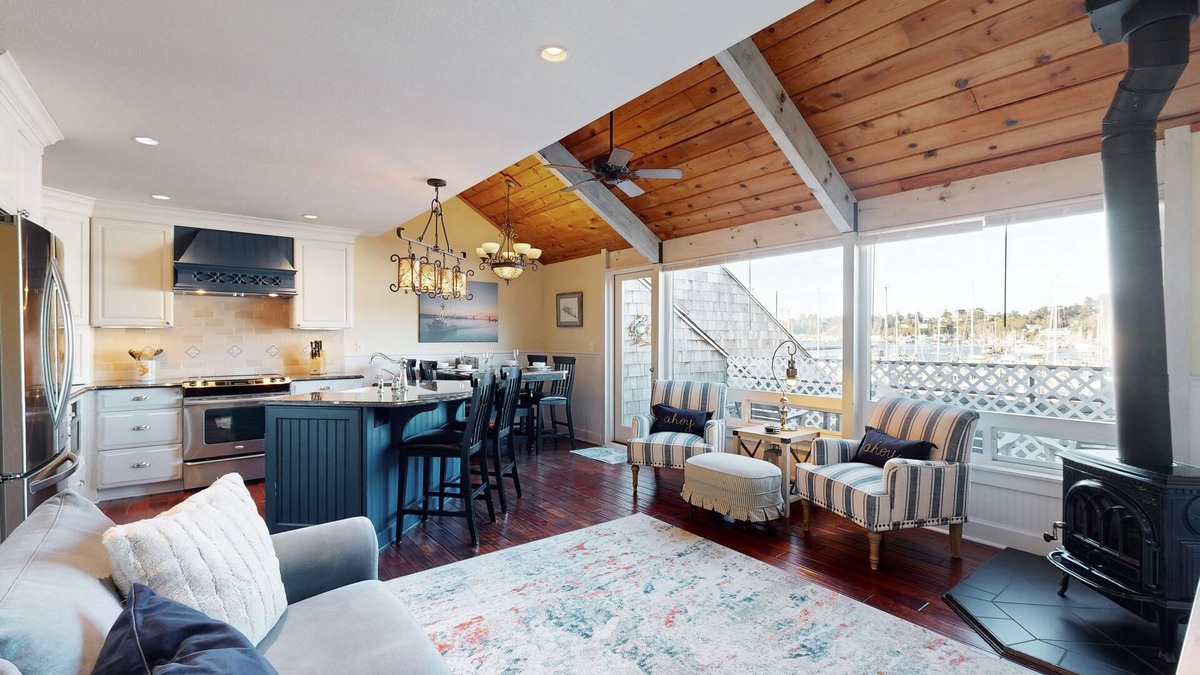 Historic Bayfront Condo | Waterfront condo with bay views & shared gym - dog-friendly
