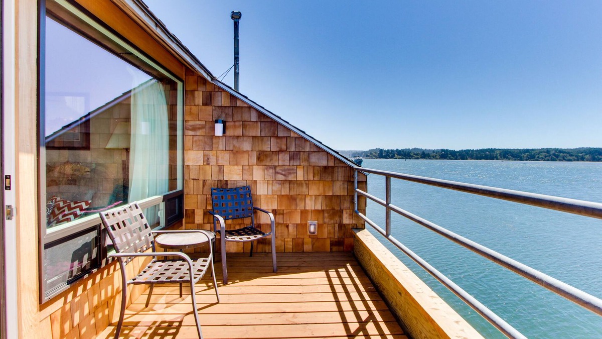 Newport Condo | Waterfront Condo with Private Deck, Bay Views, Pool, Hot Tub, & Sauna