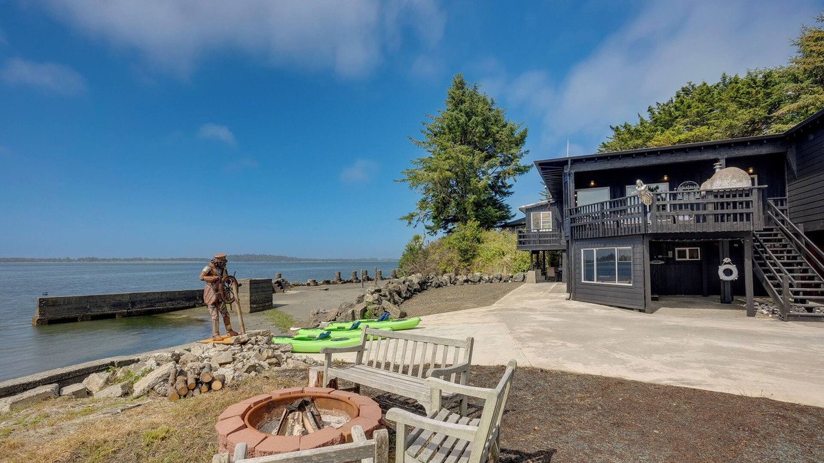 Barview House | Waterfront Coos Bay Retreat w/Kayaks!