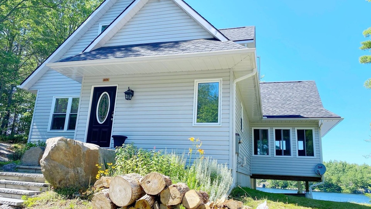 Bracebridge House | WATERFRONT COTTAGE in Muskoka