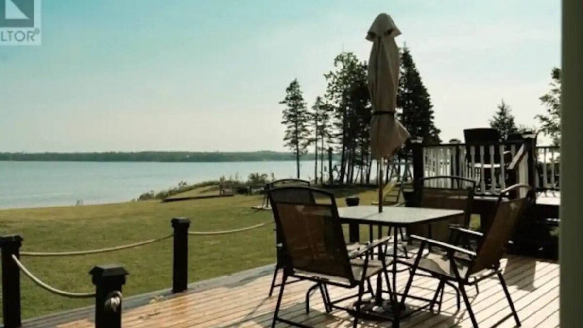 Naufrage Cottage | Waterfront Cottage in Georgetown