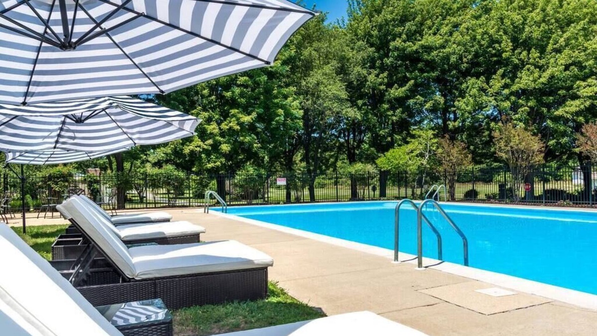 Royal Oak House | Waterfront Cottage Retreat on 18 Acre Farm, Pool