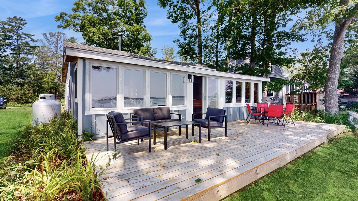 Freeport Cottage | Waterfront Cottage w/Fireplace & Deck - Minutes to Downtown