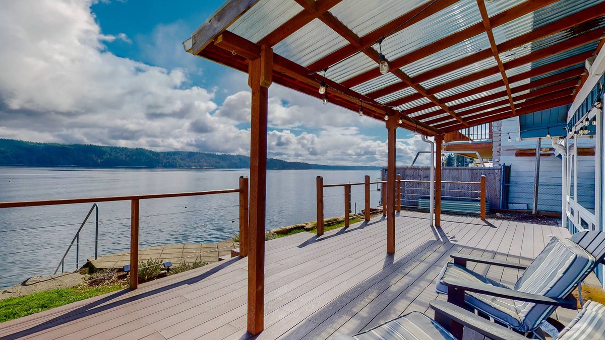 Hoodsport House | Waterfront cottage with furnished deck, full kitchen and amazing views