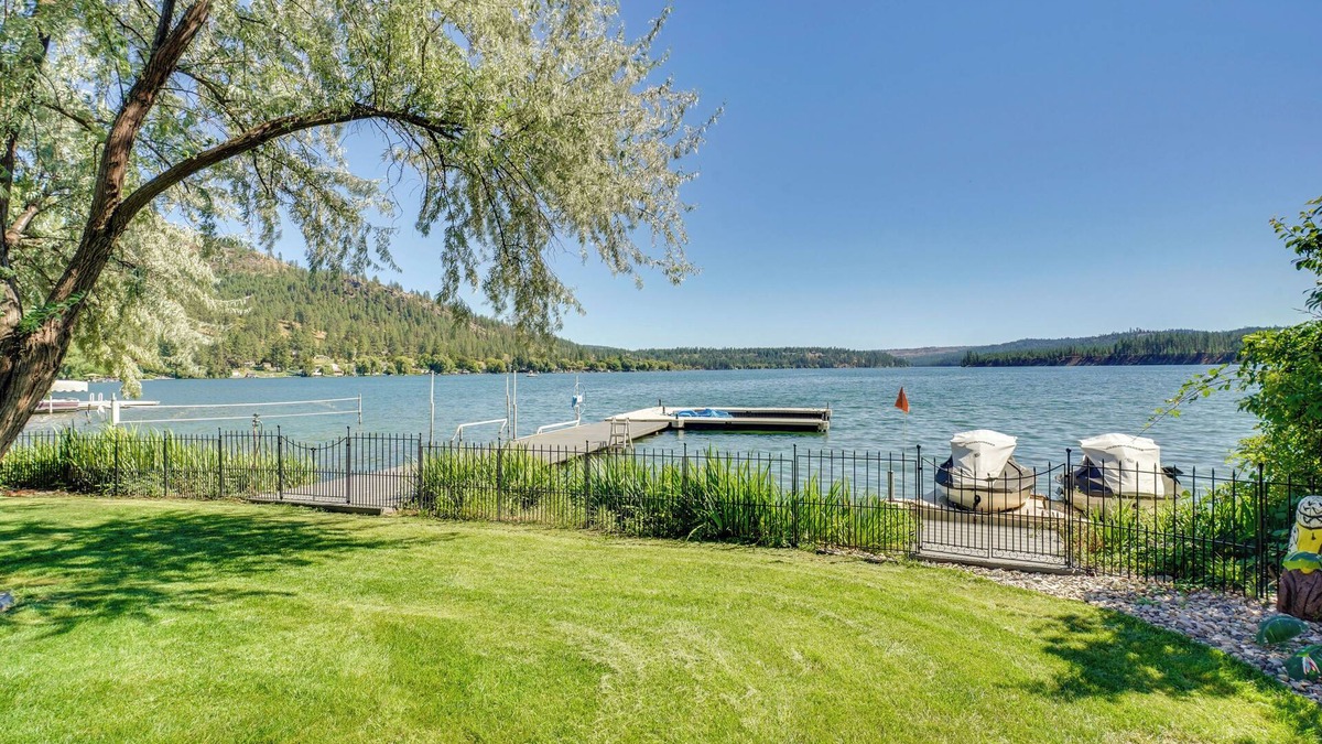 Tumtum Cabin | Waterfront Deck w/Fire Pit: Lake Spokane Gem!
