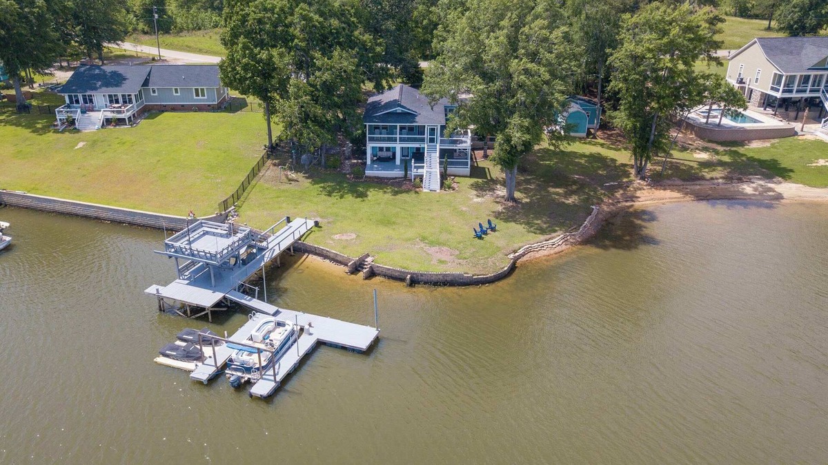 Ridgeway House | Waterfront Dock Dog Friendly Kayaks Grill