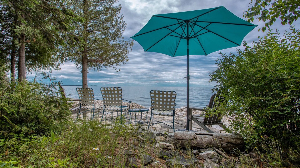 Idlewild Cottage | Waterfront, Dog Friendly home near Sherwood Point Lighthouse