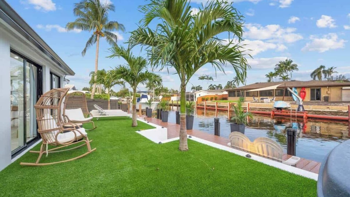 Melaleuca Gardens House | Waterfront Duplex Tropical Oasis