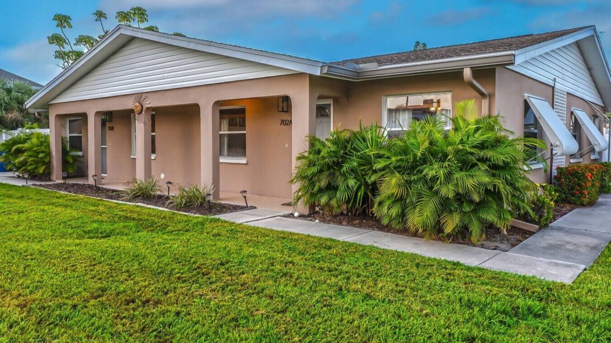 Laurel Apartment | Waterfront duplex, walk to the beach