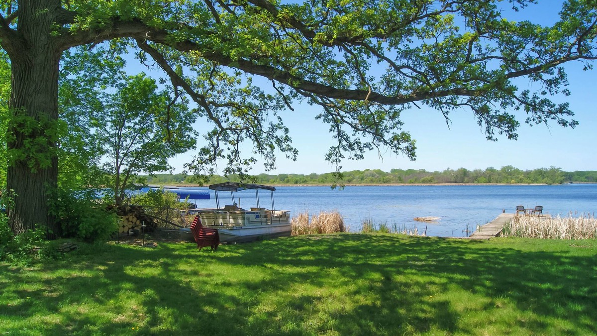 Maple Grove House | Waterfront Eagle Lake Home w/Yard & Deck