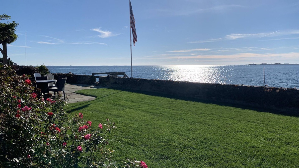 Clinton House | Waterfront Escape