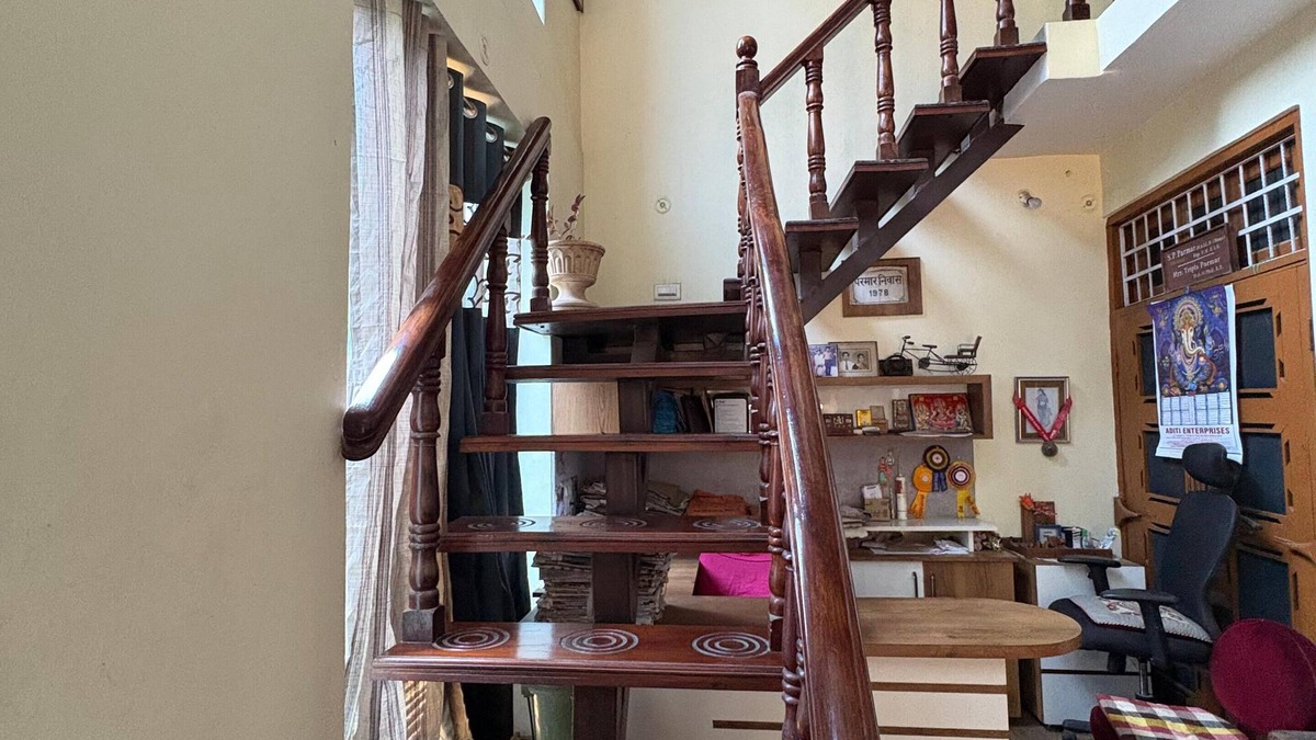 Mandi House | Waterfront Family Retreat–2BHK Independent Floor by Homeyhuts