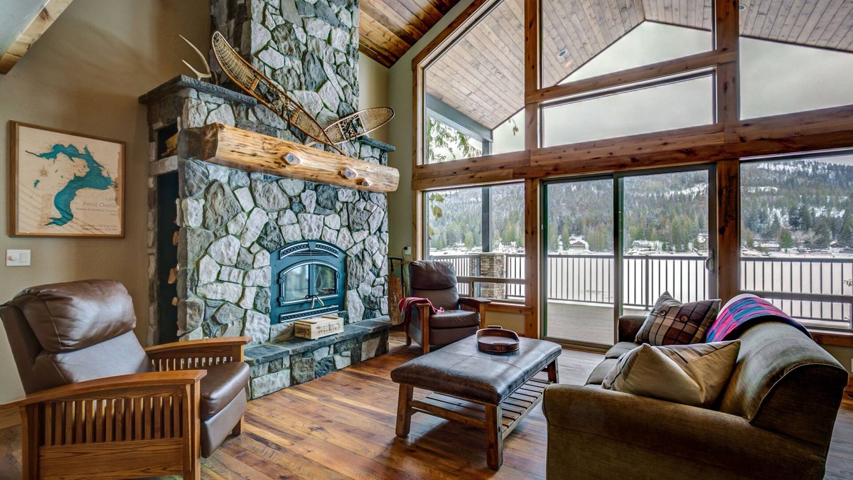 Sagle House | Waterfront Family Lake Lodge on the Sunny Side of Bottle Bay!