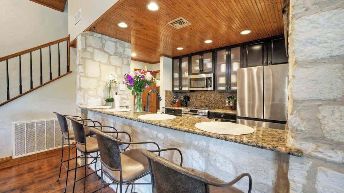 Seguin House | Waterfront | Grill | Fire Pit | Sleeps 16+