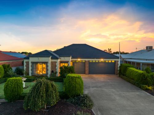 Yarrawonga House | Waterfront Haven