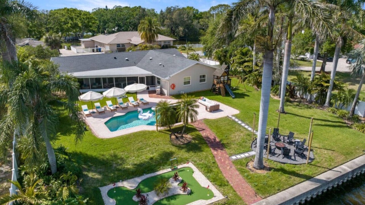 Clearwater House | Waterfront Heated Pool + PuttPutt+Games, Sleeps 18