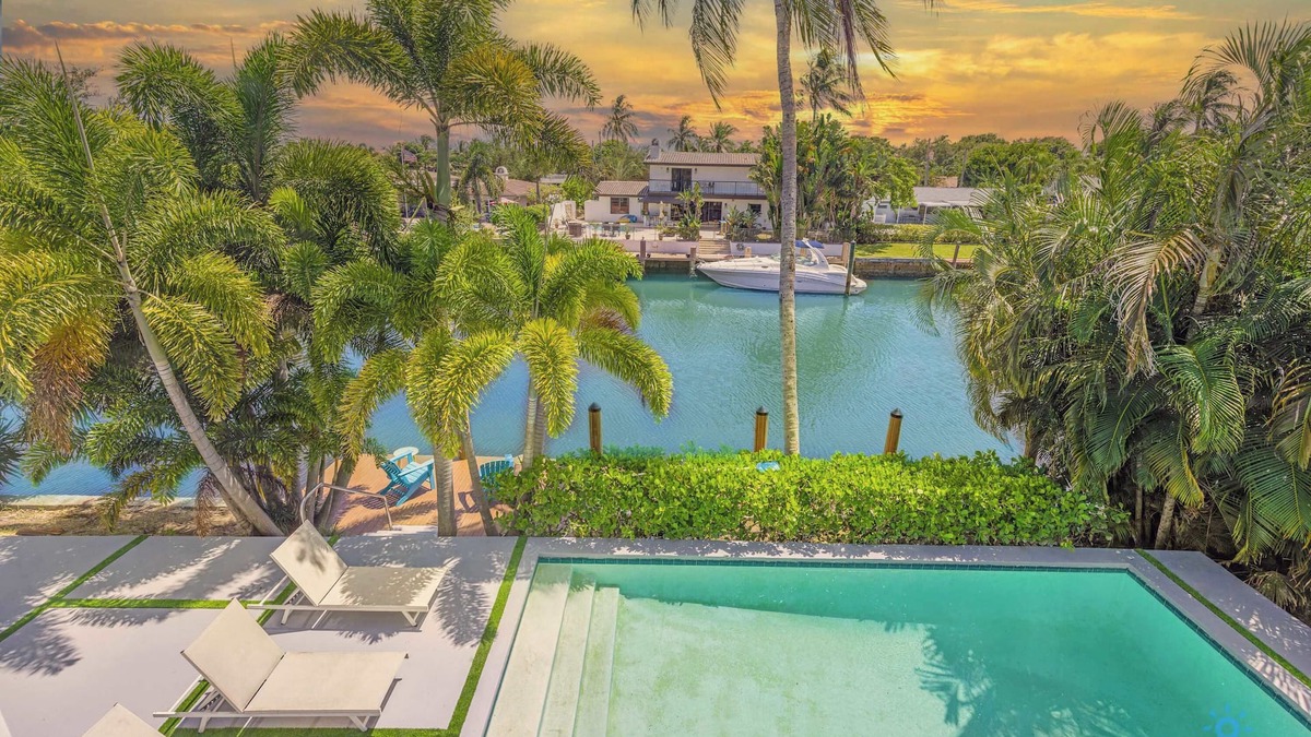 Lighthouse Point House | Waterfront Home with 5BR-4BTH & Pool