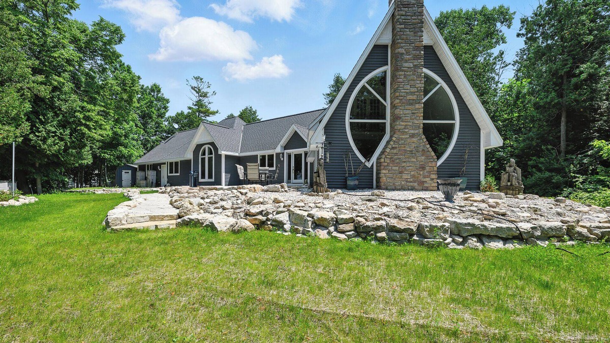 Sturgeon Bay House | Waterfront home in Sturgeon Bay- unique architecture and new huge patio showcasi