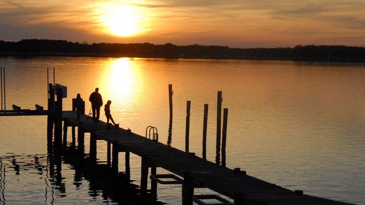 Chester House | Waterfront Home On 3 Acres. Fish,crab, & kayak from the pier + great sunsets!