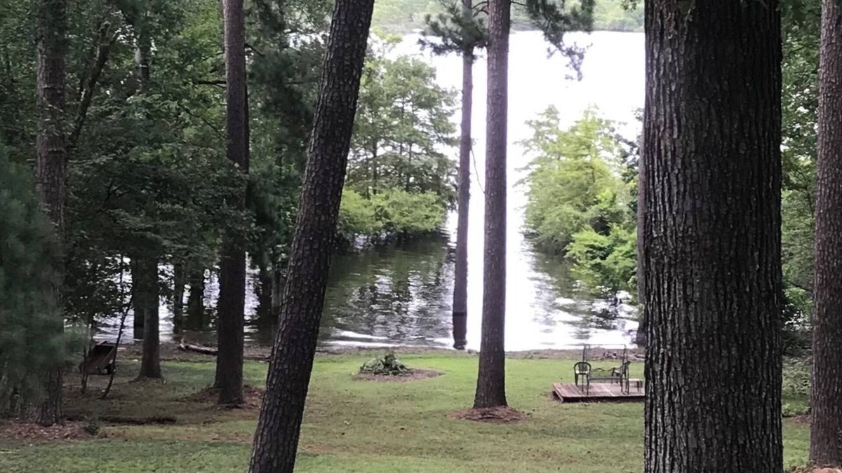 Broaddus House | Waterfront home on a beautiful wooded, private1 acre lot on Sam Rayburn.