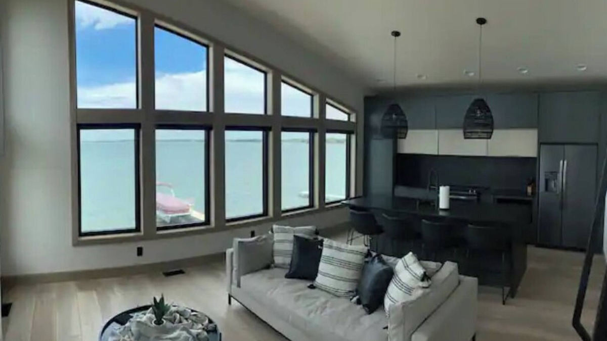 Hamlin County Cottage | Waterfront Home on Lake Poinsett! 5 queen beds and a Beachfront Bar! Sleeps 10