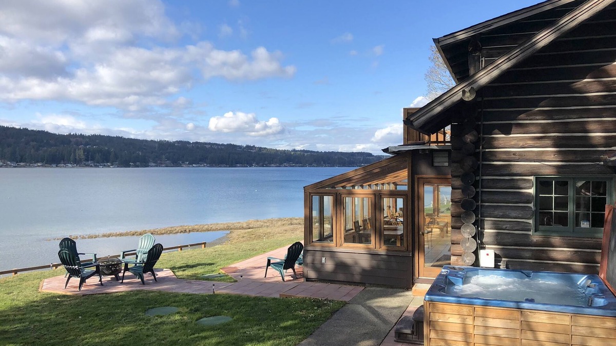 Erlands Point-Kitsap Lake House | Waterfront Home, Solarium & Hot Tub, Kayaks, Close to Seattle and Olympic Mtns
