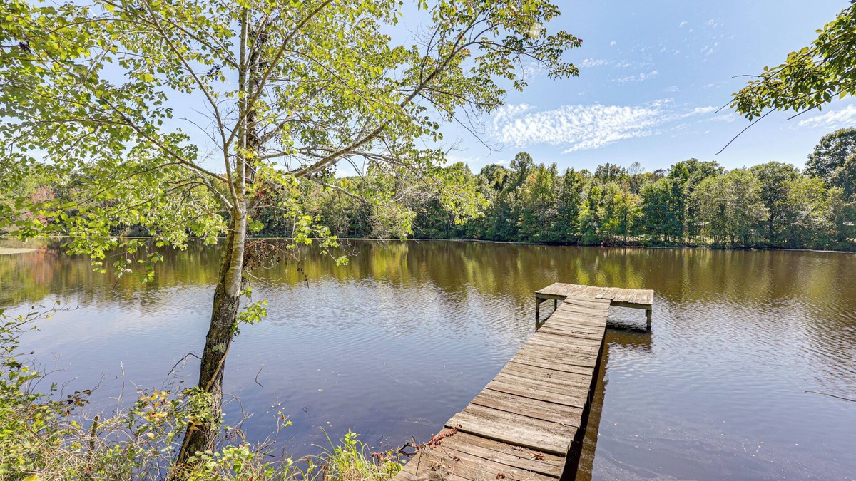 Farmville House | Waterfront Home w/Deck & Yard, 4 Mi to Farmville!