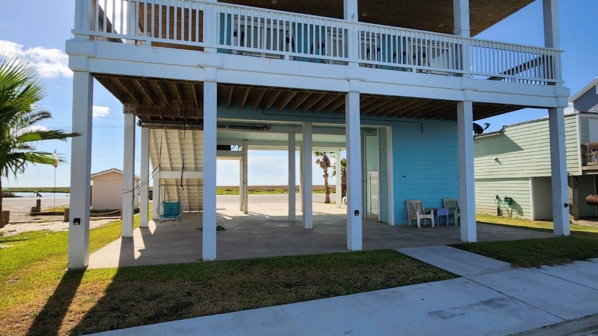 Elmaton House | Waterfront Home with Spectacular Views and Minutes from the Beach