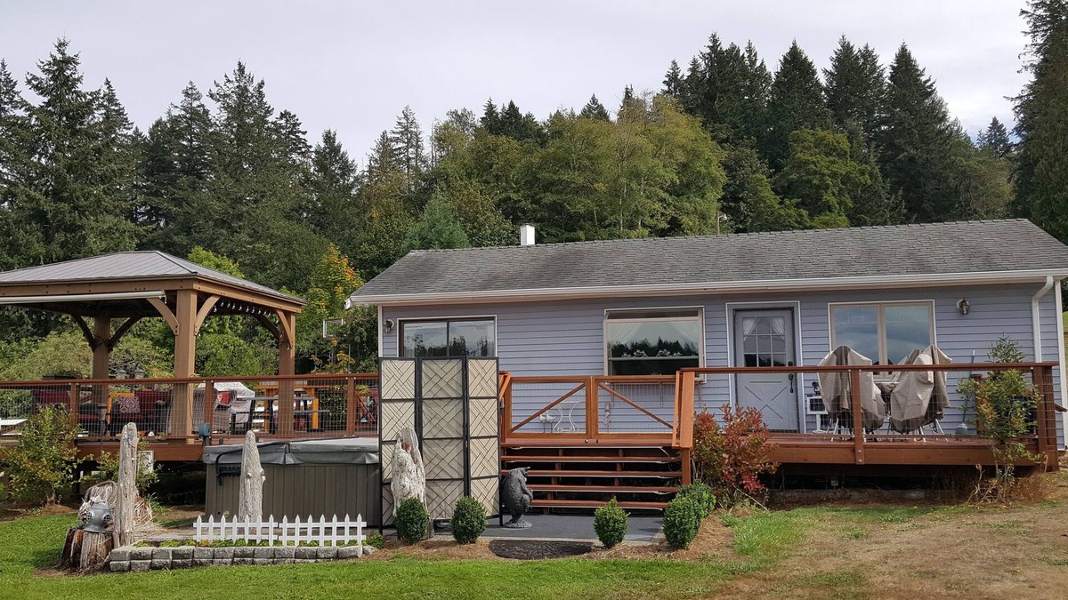 Vaughn Cottage | WATERFRONT ~ HOT TUB ~ ENCHANTING MT.VIEW
