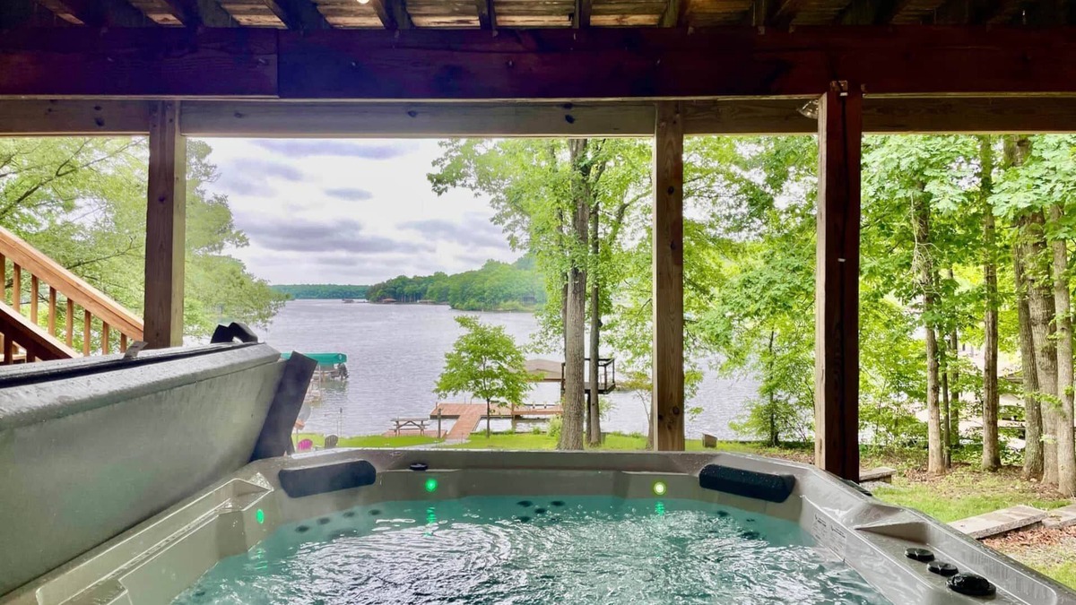 Mineral House | waterfront, hot tub, firepit, room to spread out!