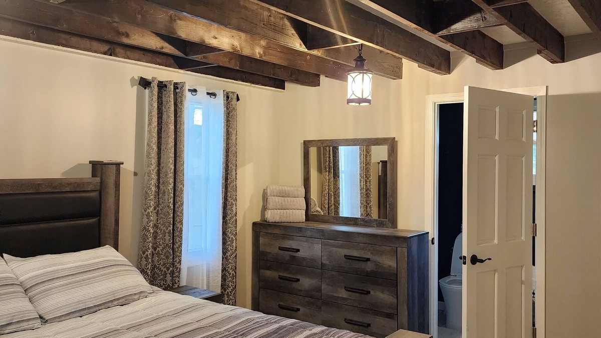 Woodstock House | WATERFRONT HOUSE, Full remodel it.nOne acre lot. nNot nightboar