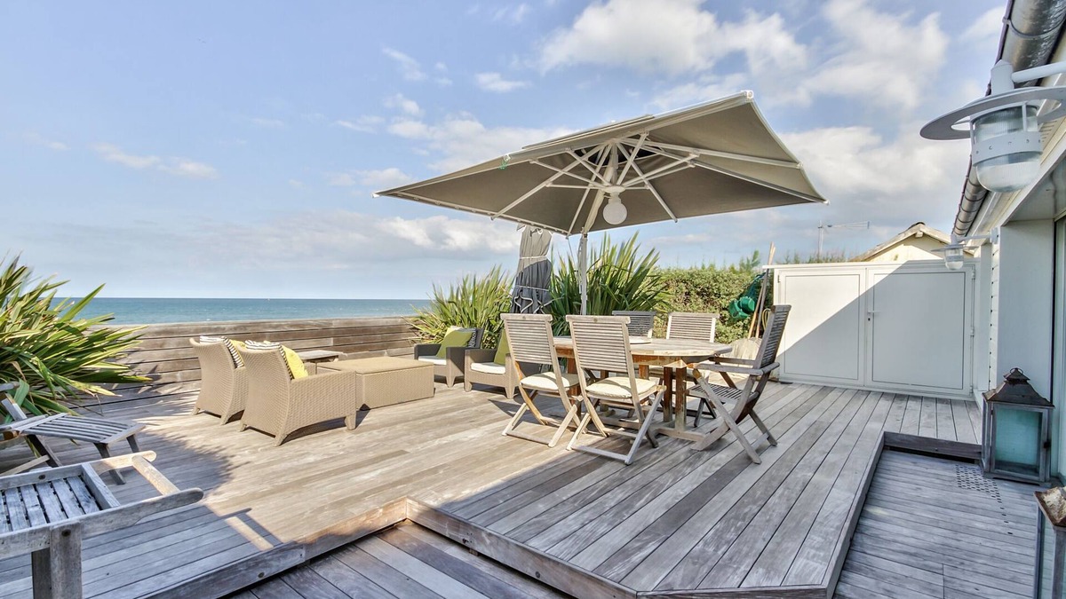 Asnelles House | Waterfront house, large terrace and waterfront - Balcony on Arromanches