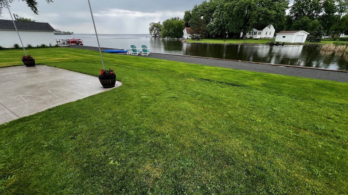 Oshkosh House | Waterfront Lake House, Kayaks and Large Yard