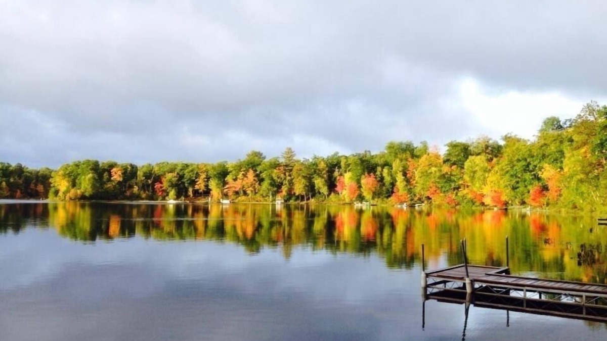 Lac du Flambeau House | Waterfront Lake Lodge with fireplace: Sleeps 10. Pets Ok. Fall Pontoon Specials!
