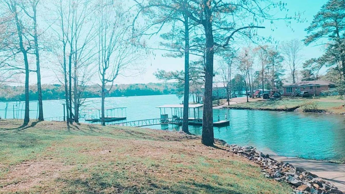 Cullman House | Waterfront Lakehome minutes to I-65 PRIVATE BOAT LAUNCH! ZERO steps to the water