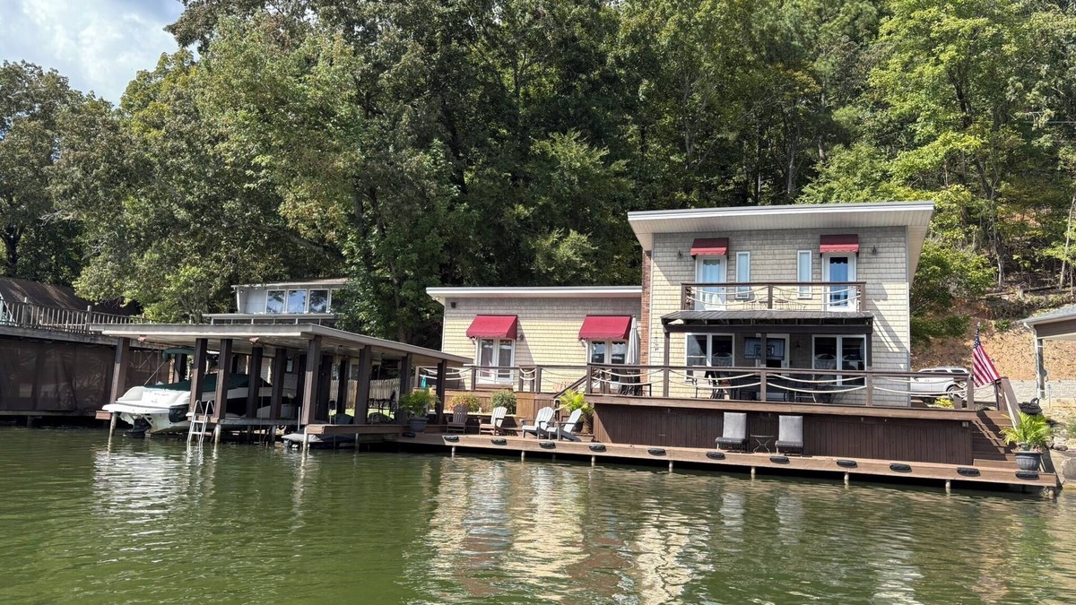 Florence House | Waterfront Living on Wilson Lake