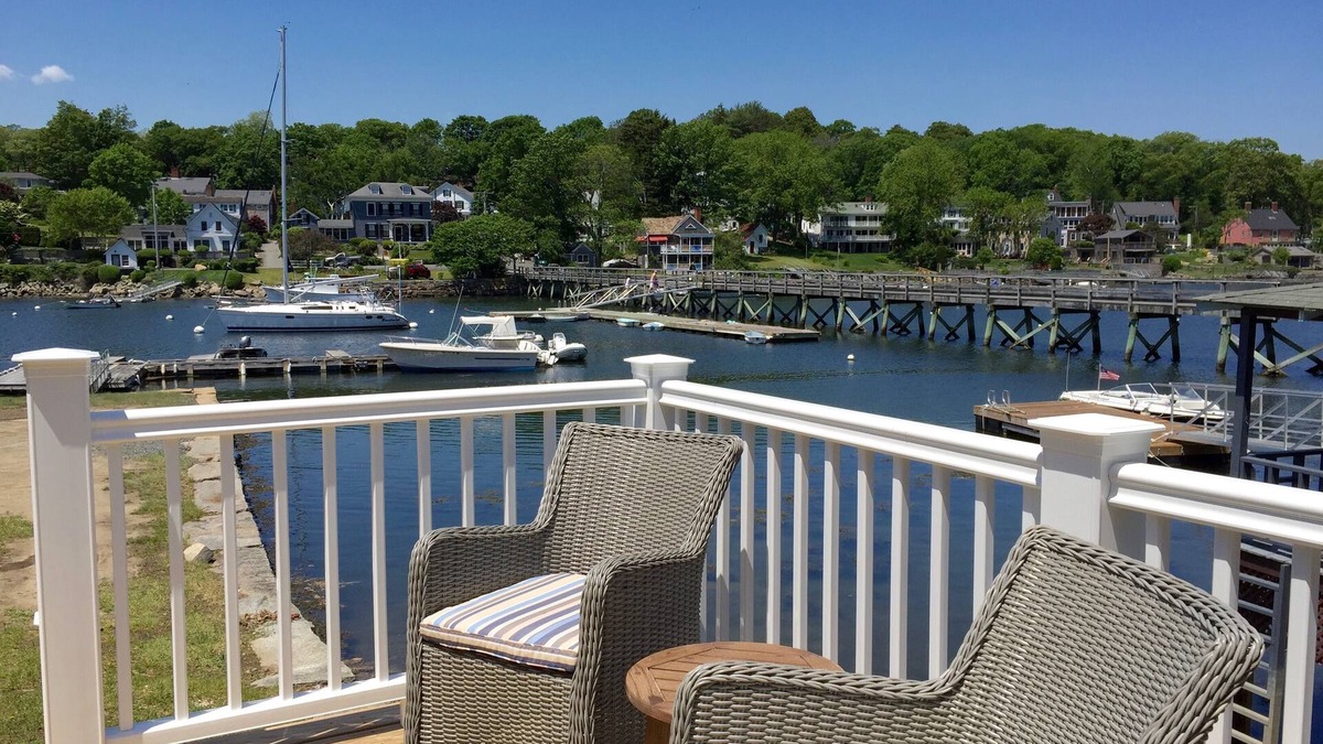 Gloucester House | Waterfront Living w Stunning Views, Beautiful Decor, Kayaks, Private drive